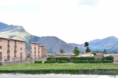 Raqch 'i ya da Wiracocha Tapınağı, Cusco' nun 110 km güneyinde yer alan önemli bir İnka arkeolojik alanıdır. Viracocha (Quechua 'da Wiracocha) İnka tarafından Titicaca Gölü' nden dünyanın yaratıcısı olarak kabul edilmiştir..
