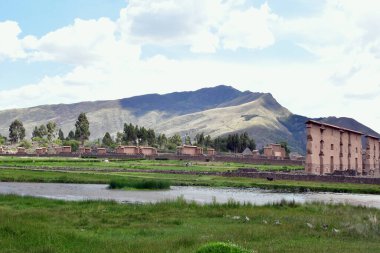 Raqch 'i ya da Wiracocha Tapınağı, Cusco' nun 110 km güneyinde yer alan önemli bir İnka arkeolojik alanıdır. Viracocha (Quechua 'da Wiracocha) İnka tarafından Titicaca Gölü' nden dünyanın yaratıcısı olarak kabul edilmiştir..