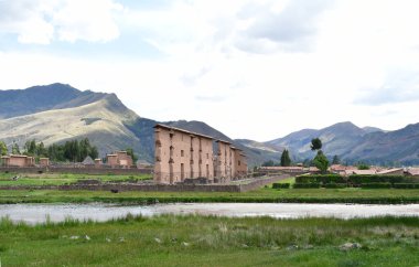 Raqch 'i ya da Wiracocha Tapınağı, Cusco' nun 110 km güneyinde yer alan önemli bir İnka arkeolojik alanıdır. Viracocha (Quechua 'da Wiracocha) İnka tarafından Titicaca Gölü' nden dünyanın yaratıcısı olarak kabul edilmiştir..