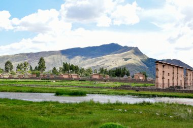 Raqch 'i ya da Wiracocha Tapınağı, Cusco' nun 110 km güneyinde yer alan önemli bir İnka arkeolojik alanıdır. Viracocha (Quechua 'da Wiracocha) İnka tarafından Titicaca Gölü' nden dünyanın yaratıcısı olarak kabul edilmiştir..