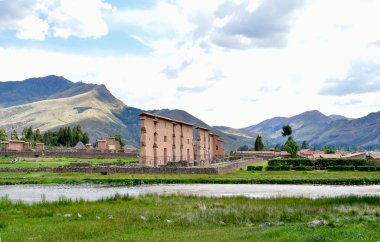 Raqch 'i ya da Wiracocha Tapınağı, Cusco' nun 110 km güneyinde yer alan önemli bir İnka arkeolojik alanıdır. Viracocha (Quechua 'da Wiracocha) İnka tarafından Titicaca Gölü' nden dünyanın yaratıcısı olarak kabul edilmiştir..
