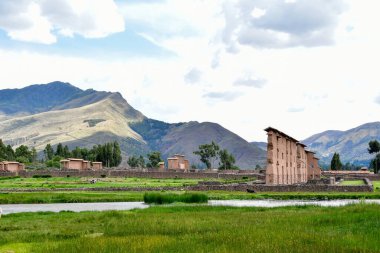 Raqch 'i ya da Wiracocha Tapınağı, Cusco' nun 110 km güneyinde yer alan önemli bir İnka arkeolojik alanıdır. Viracocha (Quechua 'da Wiracocha) İnka tarafından Titicaca Gölü' nden dünyanın yaratıcısı olarak kabul edilmiştir..