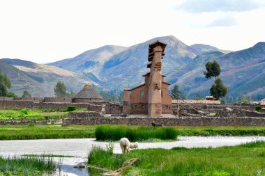 Raqch 'i ya da Wiracocha Tapınağı, Cusco' nun 110 km güneyinde yer alan önemli bir İnka arkeolojik alanıdır. Viracocha (Quechua 'da Wiracocha) İnka tarafından Titicaca Gölü' nden dünyanın yaratıcısı olarak kabul edilmiştir..