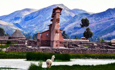 Raqch 'i ya da Wiracocha Tapınağı, Cusco' nun 110 km güneyinde yer alan önemli bir İnka arkeolojik alanıdır. Viracocha (Quechua 'da Wiracocha) İnka tarafından Titicaca Gölü' nden dünyanın yaratıcısı olarak kabul edilmiştir..
