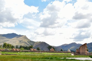 Raqch 'i ya da Wiracocha Tapınağı, Cusco' nun 110 km güneyinde yer alan önemli bir İnka arkeolojik alanıdır. Viracocha (Quechua 'da Wiracocha) İnka tarafından Titicaca Gölü' nden dünyanın yaratıcısı olarak kabul edilmiştir..