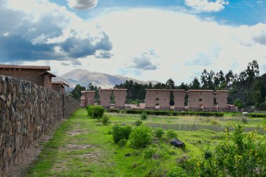 Raqch 'i ya da Wiracocha Tapınağı, Cusco' nun 110 km güneyinde yer alan önemli bir İnka arkeolojik alanıdır. Viracocha (Quechua 'da Wiracocha) İnka tarafından Titicaca Gölü' nden dünyanın yaratıcısı olarak kabul edilmiştir..