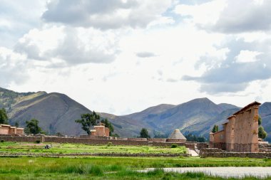 Raqch 'i ya da Wiracocha Tapınağı, Cusco' nun 110 km güneyinde yer alan önemli bir İnka arkeolojik alanıdır. Viracocha (Quechua 'da Wiracocha) İnka tarafından Titicaca Gölü' nden dünyanın yaratıcısı olarak kabul edilmiştir..