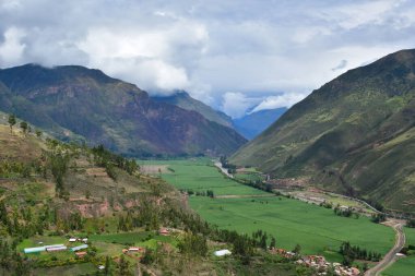 LaRayaps 4332 'den And Kordilleras' ın görüntüsü LaRaya Geçidi 'nin en yüksek noktasıdır ve bu İnka medeniyetinin en büyük sembolü olan LakeTiticaca ve SacredValley' de And Dağları Cordillera-Chimboya Tepesi 'ni 549 metrede görebilirsiniz.