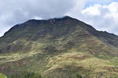 LaRayaps 4332 'den And Kordilleras' ın görüntüsü LaRaya Geçidi 'nin en yüksek noktasıdır ve bu İnka medeniyetinin en büyük sembolü olan LakeTiticaca ve SacredValley' de And Dağları Cordillera-Chimboya Tepesi 'ni 549 metrede görebilirsiniz.