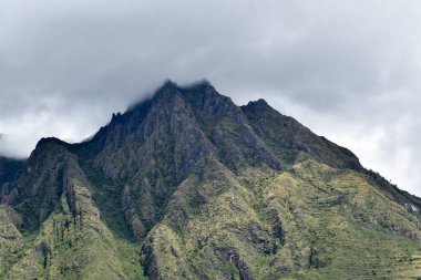 LaRayaps 4332 'den And Kordilleras' ın görüntüsü LaRaya Geçidi 'nin en yüksek noktasıdır ve bu İnka medeniyetinin en büyük sembolü olan LakeTiticaca ve SacredValley' de And Dağları Cordillera-Chimboya Tepesi 'ni 549 metrede görebilirsiniz.