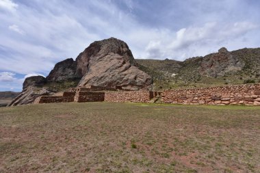 Pukara Arkeoloji Kompleksi kalıntıları MÖ 1800 yılına kadar uzanır ve bölgedeki ilk şehir merkezidir. En büyük yapı, büyük tanrı Viracocha 'ya adanmış Kalasaya tapınağıdır.