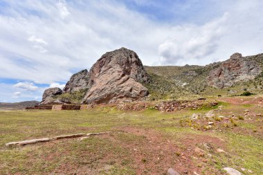 Pukara Arkeoloji Kompleksi kalıntıları MÖ 1800 yılına kadar uzanır ve bölgedeki ilk şehir merkezidir. En büyük yapı, büyük tanrı Viracocha 'ya adanmış Kalasaya tapınağıdır.