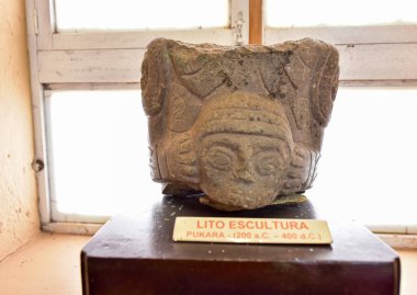 Pukara Arkeoloji Kompleksi-Pukara Müzesi. Yılan ve kertenkeleleri temsil eden yontulmuş heykellerle. İç avlusu olan küçük bir evde, korunmak için burada bulunan cisimler meraklı halka açıktır..