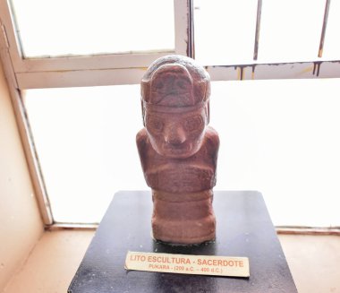 Pukara Arkeoloji Kompleksi-Pukara Müzesi. Yılan ve kertenkeleleri temsil eden yontulmuş heykellerle. İç avlusu olan küçük bir evde, korunmak için burada bulunan cisimler meraklı halka açıktır..