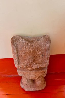 Pukara Arkeoloji Kompleksi-Pukara Müzesi. Yılan ve kertenkeleleri temsil eden yontulmuş heykellerle. İç avlusu olan küçük bir evde, korunmak için burada bulunan cisimler meraklı halka açıktır..