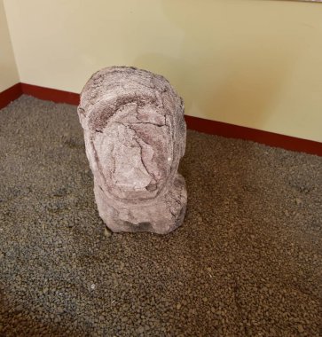 Pukara Arkeoloji Kompleksi-Pukara Müzesi. Yılan ve kertenkeleleri temsil eden yontulmuş heykellerle. İç avlusu olan küçük bir evde, korunmak için burada bulunan cisimler meraklı halka açıktır..