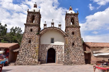 İspanyol Katolik Kilisesi Raqchi İspanyol Kilisesi San Pedro de Cacha Raqch 'i Inca Arkeolojik Alanı (Wiracocha Tapınağı veya Viracocha Tapınağı) San Pedro Bölgesi, Canchis Bölgesi, Cusco Bölgesi, Peru
