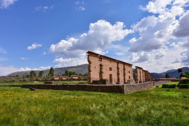 Raqch 'i ya da Wiracocha Tapınağı, Cusco' nun 110 km güneyinde yer alan önemli bir İnka arkeolojik alanıdır. Viracocha (Quechua 'da Wiracocha) İnka tarafından Titicaca Gölü' nden dünyanın yaratıcısı olarak kabul edilmiştir..