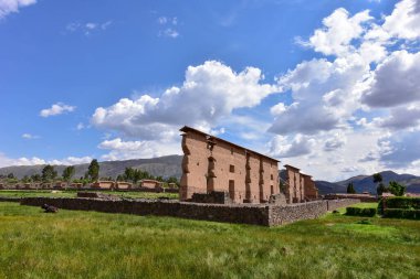 Raqch 'i ya da Wiracocha Tapınağı, Cusco' nun 110 km güneyinde yer alan önemli bir İnka arkeolojik alanıdır. Viracocha (Quechua 'da Wiracocha) İnka tarafından Titicaca Gölü' nden dünyanın yaratıcısı olarak kabul edilmiştir..