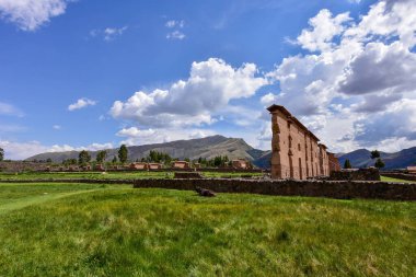 Raqch 'i ya da Wiracocha Tapınağı, Cusco' nun 110 km güneyinde yer alan önemli bir İnka arkeolojik alanıdır. Viracocha (Quechua 'da Wiracocha) İnka tarafından Titicaca Gölü' nden dünyanın yaratıcısı olarak kabul edilmiştir..