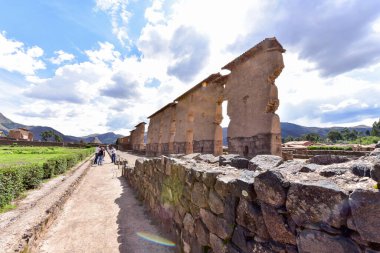 Raqch 'i ya da Wiracocha Tapınağı, Cusco' nun 110 km güneyinde yer alan önemli bir İnka arkeolojik alanıdır. Viracocha (Quechua 'da Wiracocha) İnka tarafından Titicaca Gölü' nden dünyanın yaratıcısı olarak kabul edilmiştir..