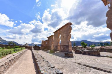 Raqch 'i ya da Wiracocha Tapınağı, Cusco' nun 110 km güneyinde yer alan önemli bir İnka arkeolojik alanıdır. Viracocha (Quechua 'da Wiracocha) İnka tarafından Titicaca Gölü' nden dünyanın yaratıcısı olarak kabul edilmiştir..