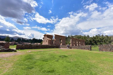 Raqch 'i ya da Wiracocha Tapınağı, Cusco' nun 110 km güneyinde yer alan önemli bir İnka arkeolojik alanıdır. Viracocha (Quechua 'da Wiracocha) İnka tarafından Titicaca Gölü' nden dünyanın yaratıcısı olarak kabul edilmiştir..