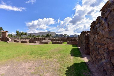 Raqch 'i ya da Wiracocha Tapınağı, Cusco' nun 110 km güneyinde yer alan önemli bir İnka arkeolojik alanıdır. Viracocha (Quechua 'da Wiracocha) İnka tarafından Titicaca Gölü' nden dünyanın yaratıcısı olarak kabul edilmiştir..