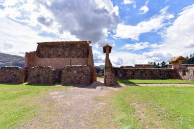 Raqch 'i ya da Wiracocha Tapınağı, Cusco' nun 110 km güneyinde yer alan önemli bir İnka arkeolojik alanıdır. Viracocha (Quechua 'da Wiracocha) İnka tarafından Titicaca Gölü' nden dünyanın yaratıcısı olarak kabul edilmiştir..