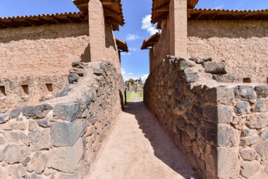 Raqch 'i ya da Wiracocha Tapınağı, Cusco' nun 110 km güneyinde yer alan önemli bir İnka arkeolojik alanıdır. Viracocha (Quechua 'da Wiracocha) İnka tarafından Titicaca Gölü' nden dünyanın yaratıcısı olarak kabul edilmiştir..
