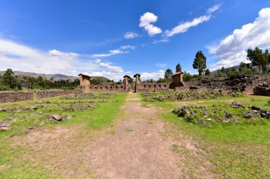 Raqch 'i ya da Wiracocha Tapınağı, Cusco' nun 110 km güneyinde yer alan önemli bir İnka arkeolojik alanıdır. Viracocha (Quechua 'da Wiracocha) İnka tarafından Titicaca Gölü' nden dünyanın yaratıcısı olarak kabul edilmiştir..