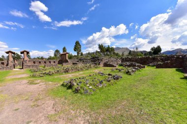 Raqch 'i ya da Wiracocha Tapınağı, Cusco' nun 110 km güneyinde yer alan önemli bir İnka arkeolojik alanıdır. Viracocha (Quechua 'da Wiracocha) İnka tarafından Titicaca Gölü' nden dünyanın yaratıcısı olarak kabul edilmiştir..
