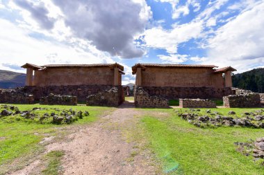 Raqch 'i ya da Wiracocha Tapınağı, Cusco' nun 110 km güneyinde yer alan önemli bir İnka arkeolojik alanıdır. Viracocha (Quechua 'da Wiracocha) İnka tarafından Titicaca Gölü' nden dünyanın yaratıcısı olarak kabul edilmiştir..