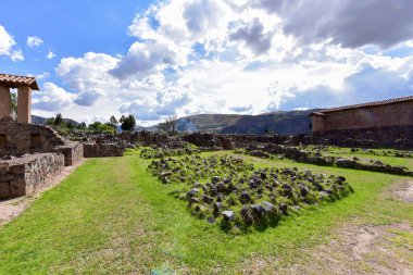 Raqch 'i ya da Wiracocha Tapınağı, Cusco' nun 110 km güneyinde yer alan önemli bir İnka arkeolojik alanıdır. Viracocha (Quechua 'da Wiracocha) İnka tarafından Titicaca Gölü' nden dünyanın yaratıcısı olarak kabul edilmiştir..