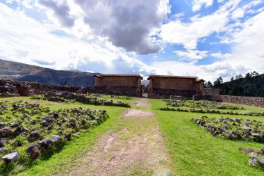 Raqch 'i ya da Wiracocha Tapınağı, Cusco' nun 110 km güneyinde yer alan önemli bir İnka arkeolojik alanıdır. Viracocha (Quechua 'da Wiracocha) İnka tarafından Titicaca Gölü' nden dünyanın yaratıcısı olarak kabul edilmiştir..