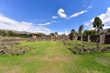 Raqch 'i ya da Wiracocha Tapınağı, Cusco' nun 110 km güneyinde yer alan önemli bir İnka arkeolojik alanıdır. Viracocha (Quechua 'da Wiracocha) İnka tarafından Titicaca Gölü' nden dünyanın yaratıcısı olarak kabul edilmiştir..