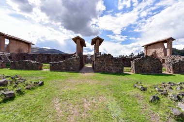 Raqch 'i ya da Wiracocha Tapınağı, Cusco' nun 110 km güneyinde yer alan önemli bir İnka arkeolojik alanıdır. Viracocha (Quechua 'da Wiracocha) İnka tarafından Titicaca Gölü' nden dünyanın yaratıcısı olarak kabul edilmiştir..