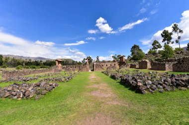 Raqch 'i ya da Wiracocha Tapınağı, Cusco' nun 110 km güneyinde yer alan önemli bir İnka arkeolojik alanıdır. Viracocha (Quechua 'da Wiracocha) İnka tarafından Titicaca Gölü' nden dünyanın yaratıcısı olarak kabul edilmiştir..