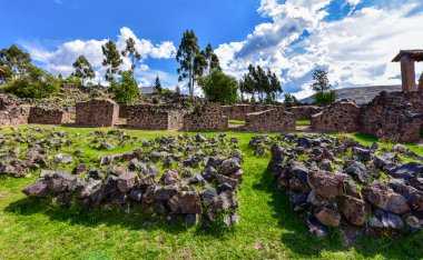 Raqch 'i ya da Wiracocha Tapınağı, Cusco' nun 110 km güneyinde yer alan önemli bir İnka arkeolojik alanıdır. Viracocha (Quechua 'da Wiracocha) İnka tarafından Titicaca Gölü' nden dünyanın yaratıcısı olarak kabul edilmiştir..