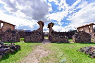 Raqch 'i ya da Wiracocha Tapınağı, Cusco' nun 110 km güneyinde yer alan önemli bir İnka arkeolojik alanıdır. Viracocha (Quechua 'da Wiracocha) İnka tarafından Titicaca Gölü' nden dünyanın yaratıcısı olarak kabul edilmiştir..