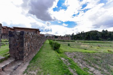 Raqch 'i ya da Wiracocha Tapınağı, Cusco' nun 110 km güneyinde yer alan önemli bir İnka arkeolojik alanıdır. Viracocha (Quechua 'da Wiracocha) İnka tarafından Titicaca Gölü' nden dünyanın yaratıcısı olarak kabul edilmiştir..