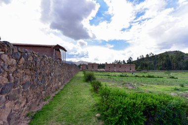 Raqch 'i ya da Wiracocha Tapınağı, Cusco' nun 110 km güneyinde yer alan önemli bir İnka arkeolojik alanıdır. Viracocha (Quechua 'da Wiracocha) İnka tarafından Titicaca Gölü' nden dünyanın yaratıcısı olarak kabul edilmiştir..