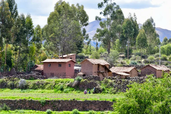 Wiracocha Tapınağı) San Pedro Bölgesi, Canchis Bölgesi, Cusco Bölgesi, Peru 'da bulunan Raqch' i Inca Arkeoloji Bölgesi 'ndeki İspanyol Katolik Kilisesi yardımcı binaları