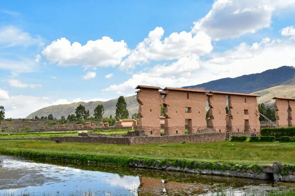 Raqch 'i ya da Wiracocha Tapınağı, Cusco' nun 110 km güneyinde yer alan önemli bir İnka arkeolojik alanıdır. Viracocha (Quechua 'da Wiracocha) İnka tarafından Titicaca Gölü' nden dünyanın yaratıcısı olarak kabul edilmiştir..