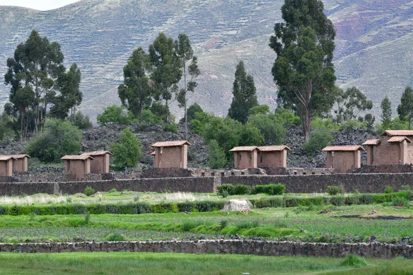 Raqch 'i ya da Wiracocha Tapınağı, Cusco' nun 110 km güneyinde yer alan önemli bir İnka arkeolojik alanıdır. Viracocha (Quechua 'da Wiracocha) İnka tarafından Titicaca Gölü' nden dünyanın yaratıcısı olarak kabul edilmiştir..