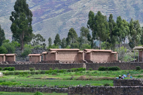 Raqch 'i ya da Wiracocha Tapınağı, Cusco' nun 110 km güneyinde yer alan önemli bir İnka arkeolojik alanıdır. Viracocha (Quechua 'da Wiracocha) İnka tarafından Titicaca Gölü' nden dünyanın yaratıcısı olarak kabul edilmiştir..