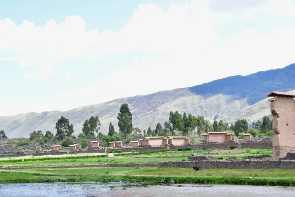 Raqch 'i ya da Wiracocha Tapınağı, Cusco' nun 110 km güneyinde yer alan önemli bir İnka arkeolojik alanıdır. Viracocha (Quechua 'da Wiracocha) İnka tarafından Titicaca Gölü' nden dünyanın yaratıcısı olarak kabul edilmiştir..