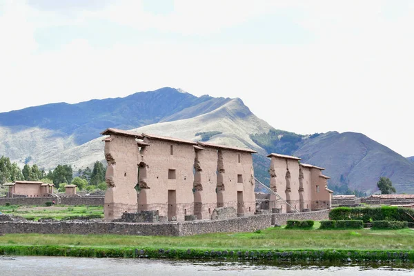 Raqch 'i ya da Wiracocha Tapınağı, Cusco' nun 110 km güneyinde yer alan önemli bir İnka arkeolojik alanıdır. Viracocha (Quechua 'da Wiracocha) İnka tarafından Titicaca Gölü' nden dünyanın yaratıcısı olarak kabul edilmiştir..