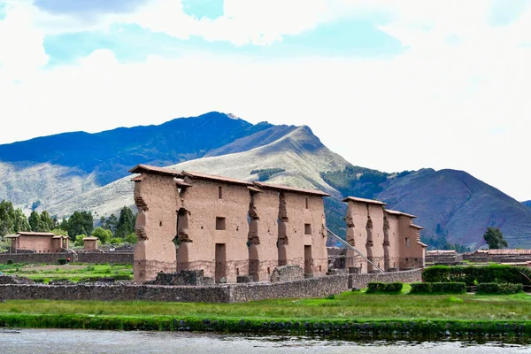 Raqch 'i ya da Wiracocha Tapınağı, Cusco' nun 110 km güneyinde yer alan önemli bir İnka arkeolojik alanıdır. Viracocha (Quechua 'da Wiracocha) İnka tarafından Titicaca Gölü' nden dünyanın yaratıcısı olarak kabul edilmiştir..