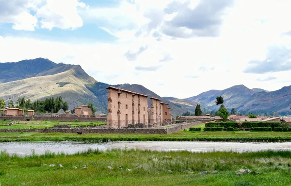 Raqch 'i ya da Wiracocha Tapınağı, Cusco' nun 110 km güneyinde yer alan önemli bir İnka arkeolojik alanıdır. Viracocha (Quechua 'da Wiracocha) İnka tarafından Titicaca Gölü' nden dünyanın yaratıcısı olarak kabul edilmiştir..